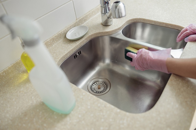 Cleaning a stainless steel sink