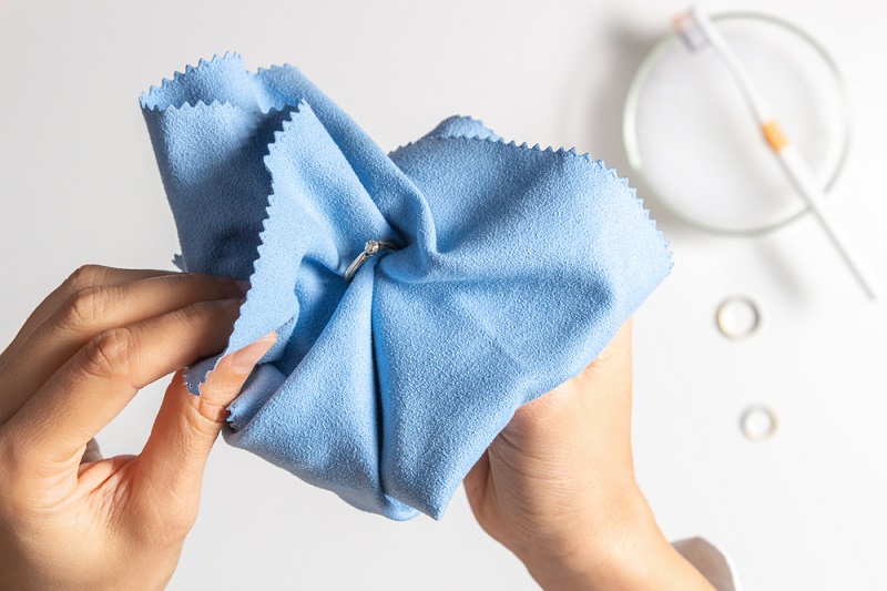 Cleaning jewellery with a cloth