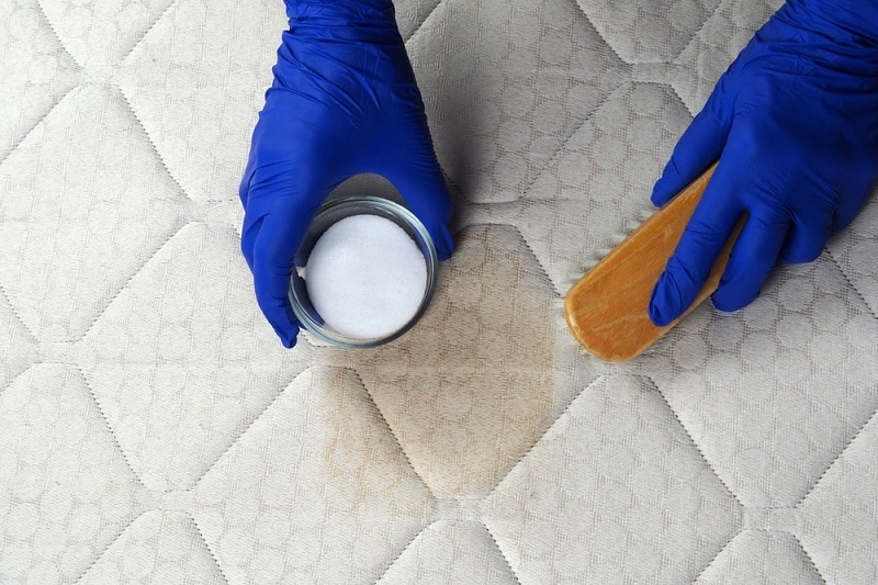 Cleaning mattress with bicarbonate of soda