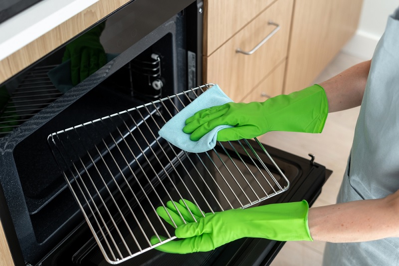 Cleaning stainless steel with microfibre cloth