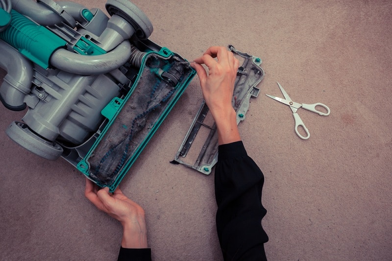 Cleaning a vacuum cleaner