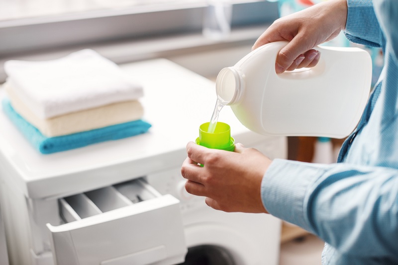 Filling laundry detergent cap