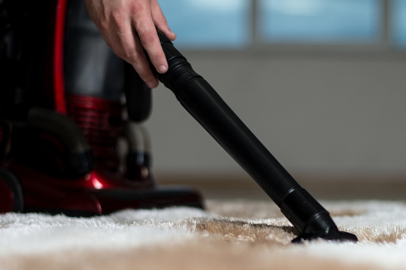 Cleaning a carpet with a vacuum cleaner