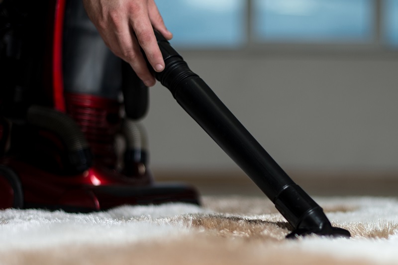 Should You Dust or Vacuum First?