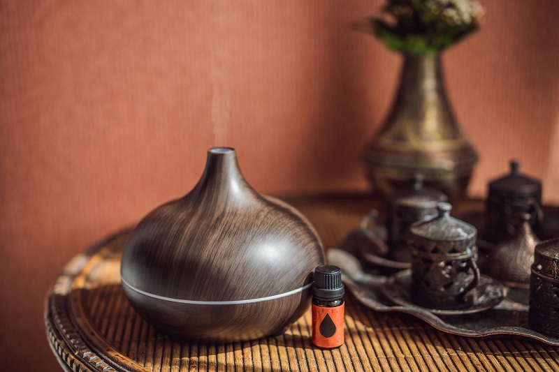 Essential oil diffuser and essential oils bottle