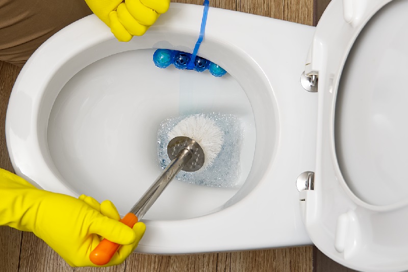 Cleaning a toilet bowl