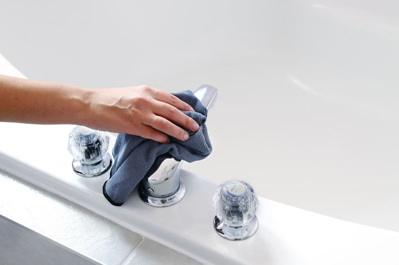 Cleaning taps with microfiber cloth