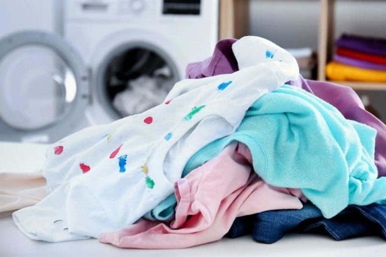 Can You Use Vinegar and Laundry Detergent Together?