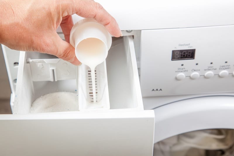 Putting fabric softener in washing machine