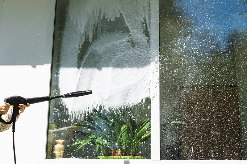 cleaning window with a a high-pressure sprayer