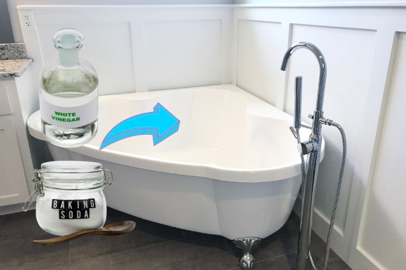 Cleaning Plastic Bath with Bicarbonate of Soda and Vinegar
