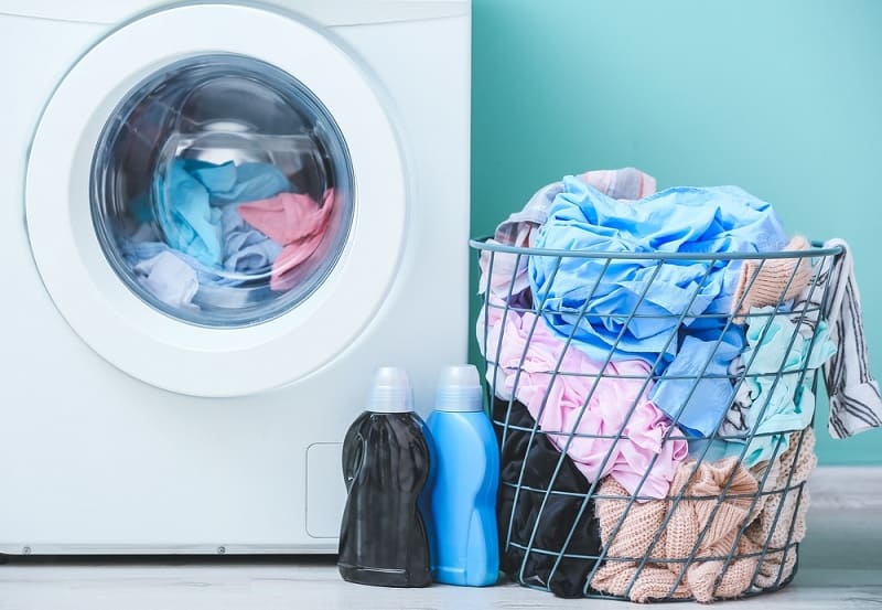 Washing machine and basket with dirty clothes