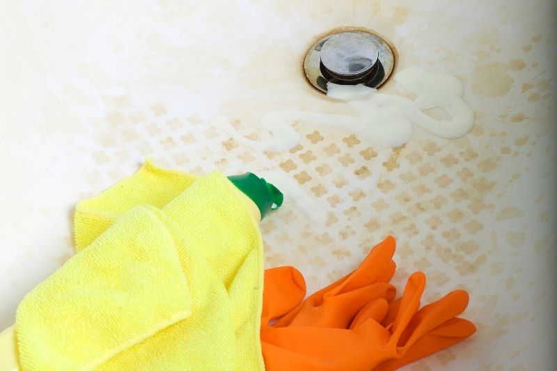 using specialised cleaners in cleaning acrylic bathtub