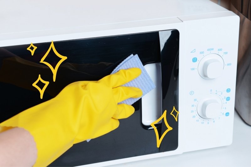 cleaning outside part of microwave