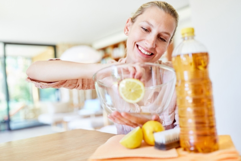 mixing lemon juice and vinegar for cleaning