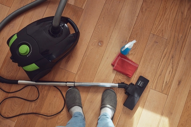 Vacuum cleaner on hard floor