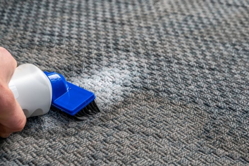 clean carpet stain with carpet cleaner