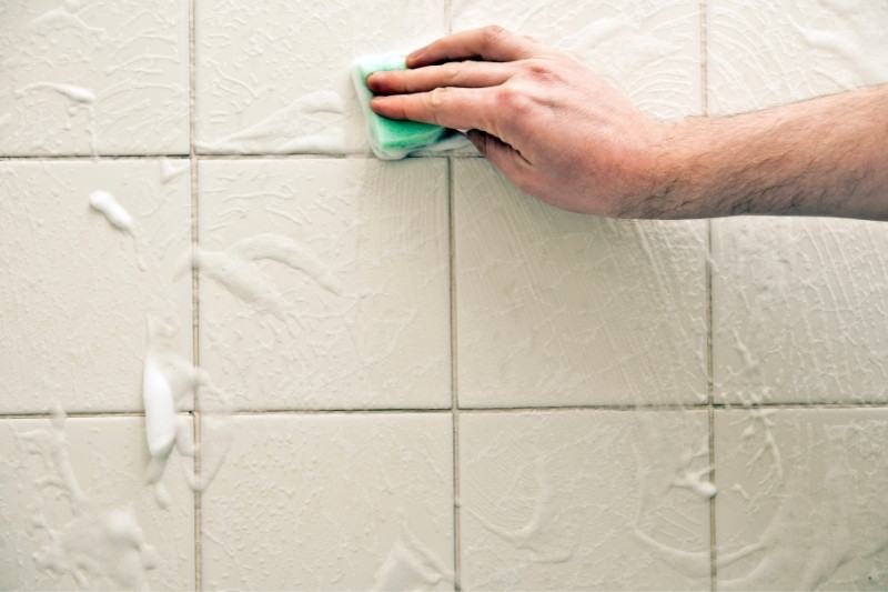 cleaning dirty bathroom tiles