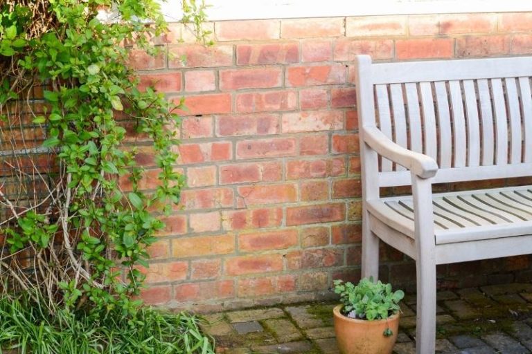 How to Clean Patio Furniture with Vinegar