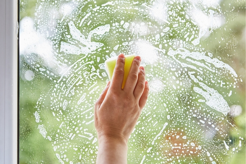 clean windows with sponge