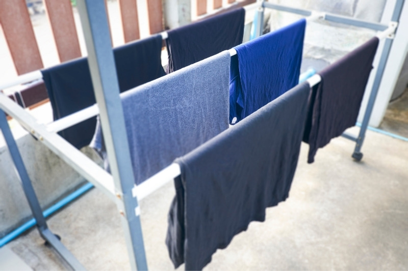 drying coloured clothes outside