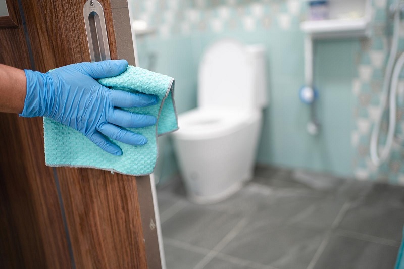 Cleaning toilet door with alcohol