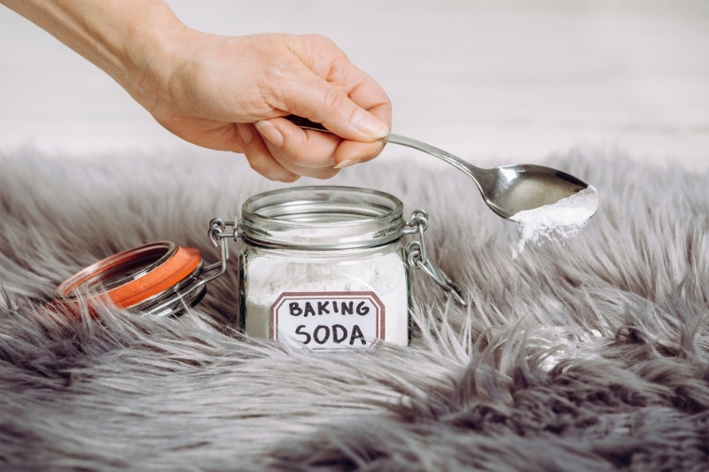 adding bicarbonate of soda on carpet