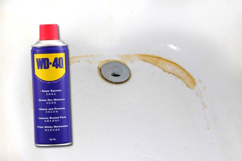 נקי חלודה בחדר האמבטיה עם WD-40