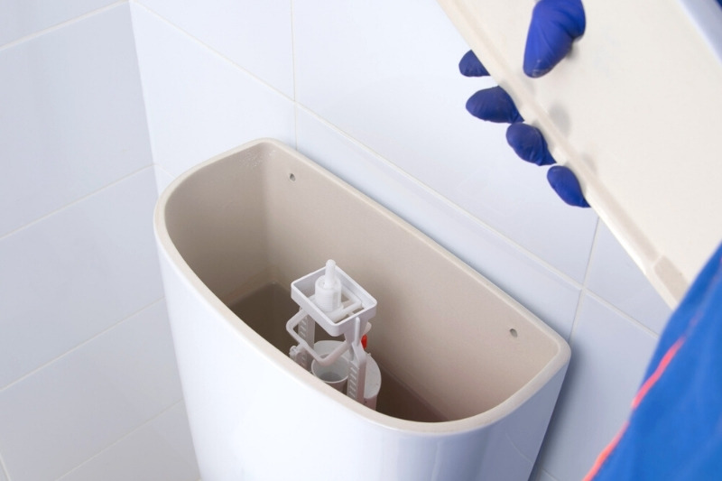 cleaning toilet cistern