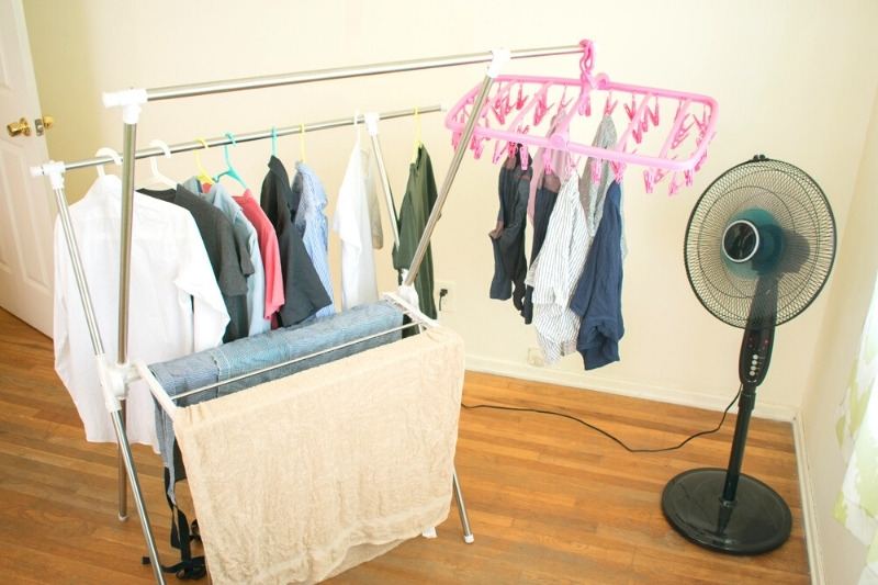 dry clothes with a fan
