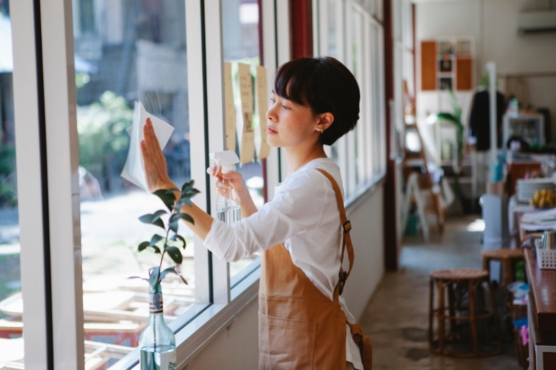 cleaning restaurant window