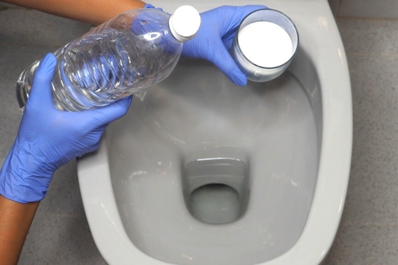 cleaning toilet with baking soda and white vinegar