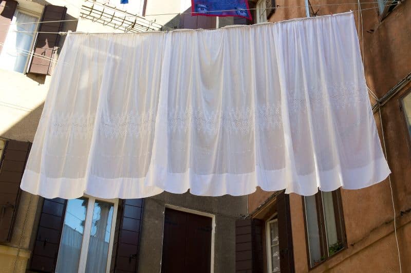 How to Dry Curtains