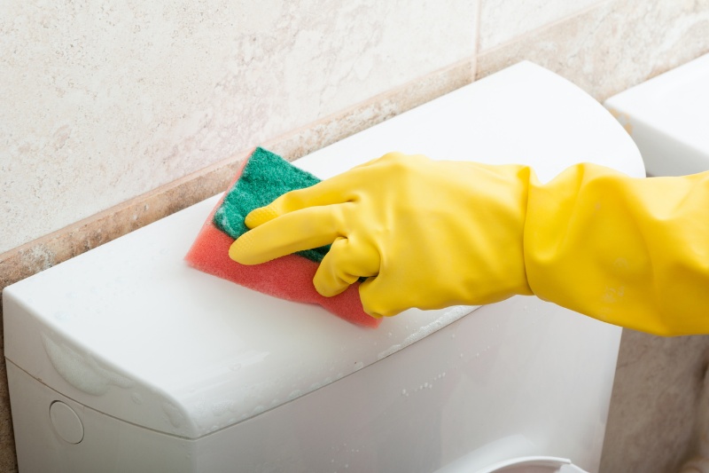 clean top of toilet tank