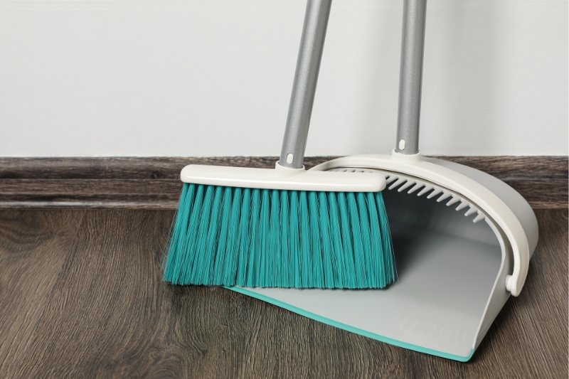 broom with dustpan