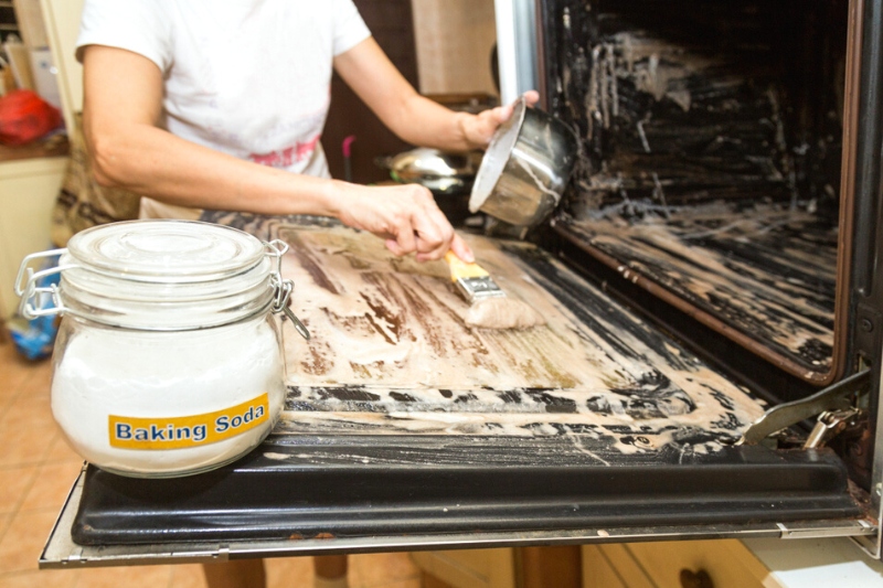 clean oven door with bicarbonate of soda