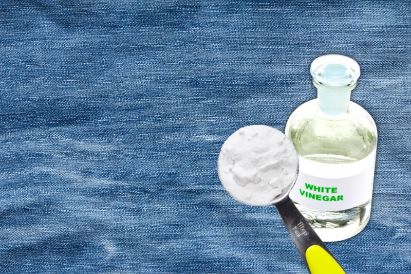 remove white stains with vinegar and baking soda