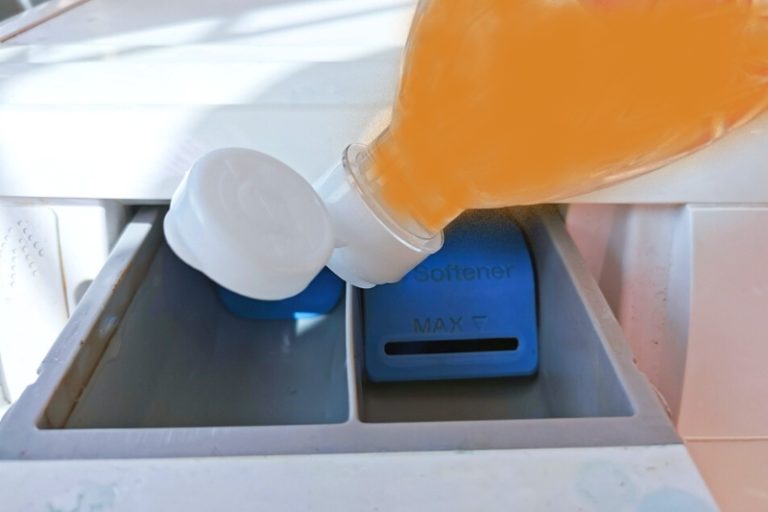 Cleaning with Apple Cider Vinegar vs. White Vinegar