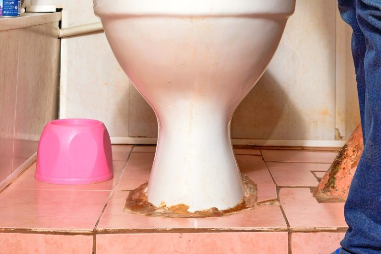 how-to-clean-around-a-toilet-base