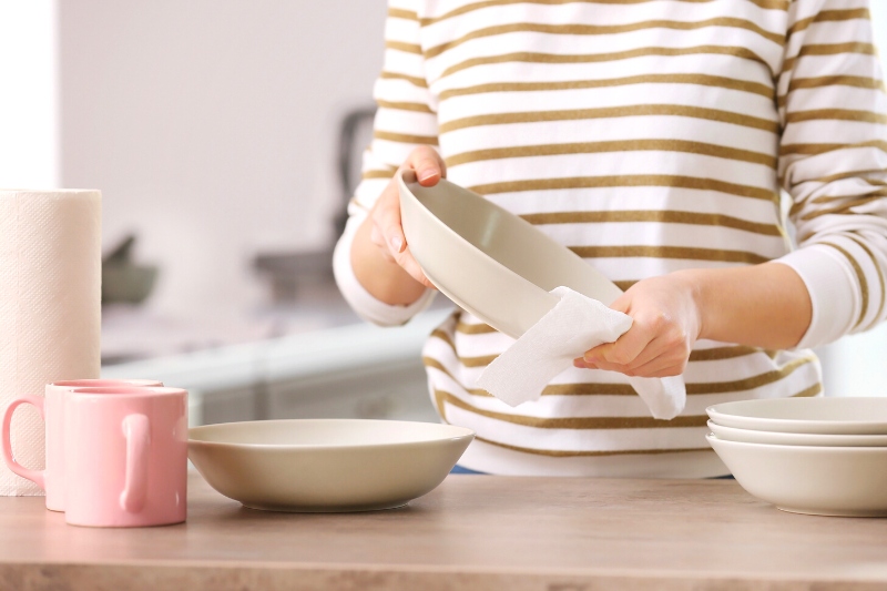 drying dishes with kitchen roll