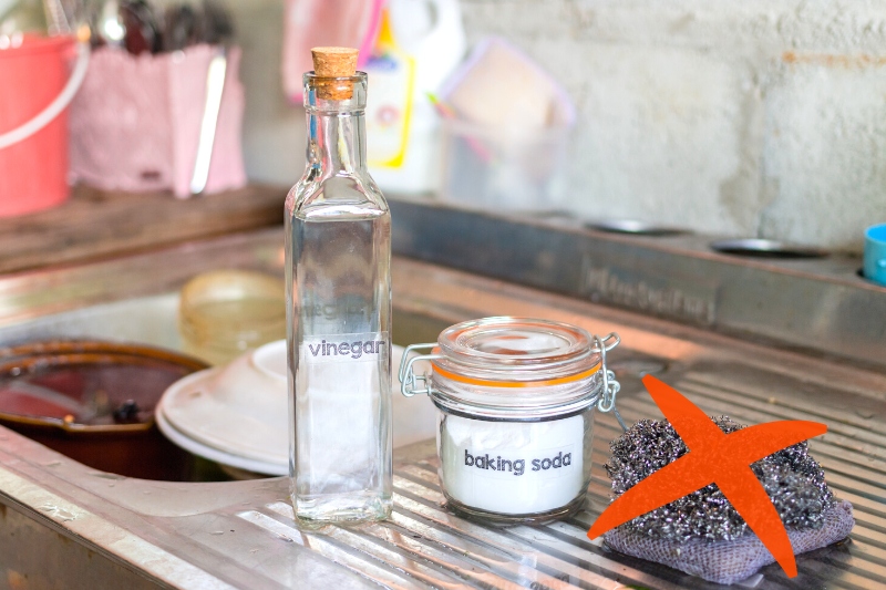 clean sink with vinegar and baking soda