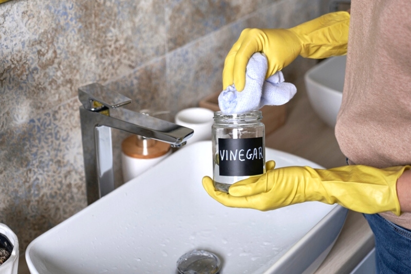 clean tap and sink with vinegar