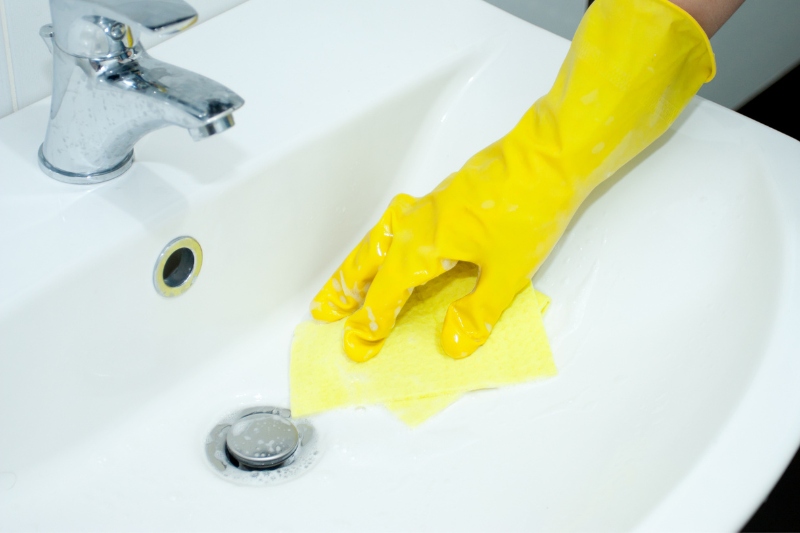 cleaning bathroom sink