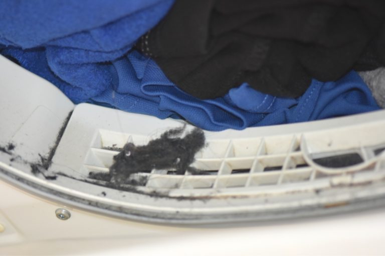 Clothes Come Out of the Washing Machine with Lint On - Causes and Solutions How to remove lint from black clothes in washing machine