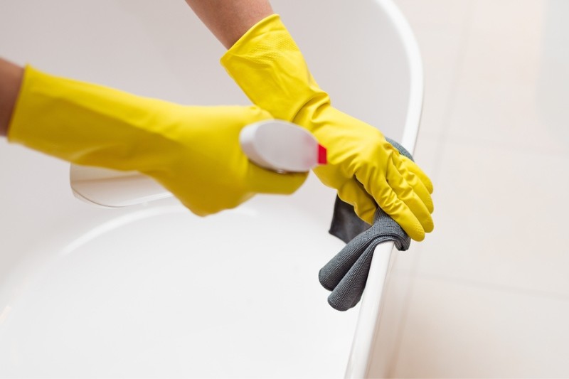 cleaning freestanding acrylic bath