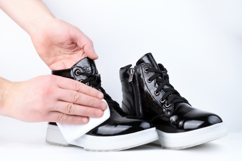 wipe black leather shoes with cloth