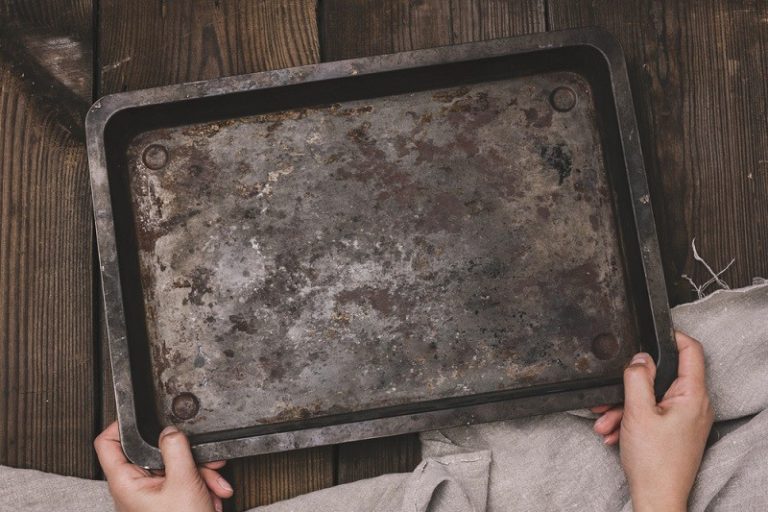 How to Clean Oven Trays