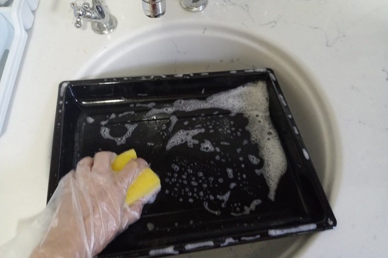 Cleaning oven tray