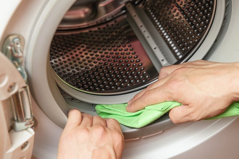 Cleaning washing machine seal