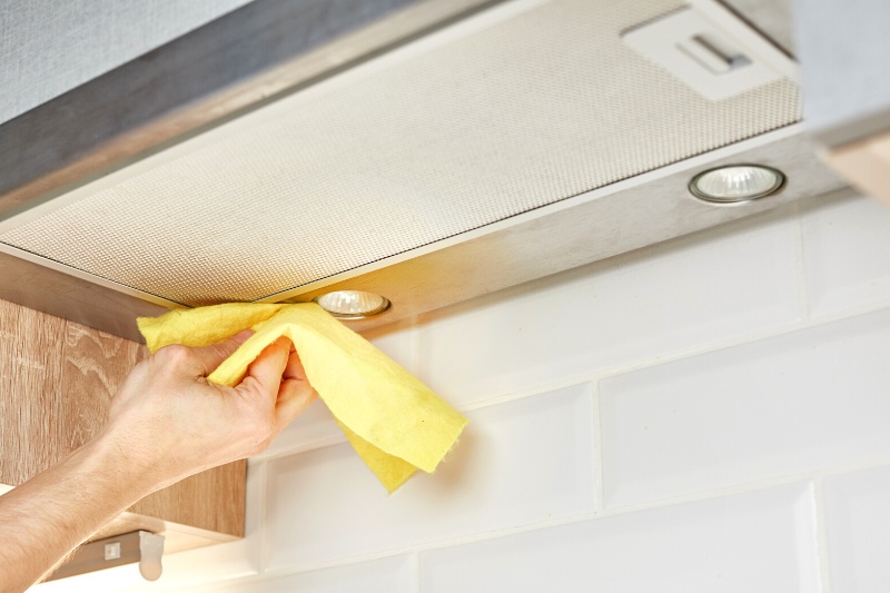 cleaning kitchen extractor fan